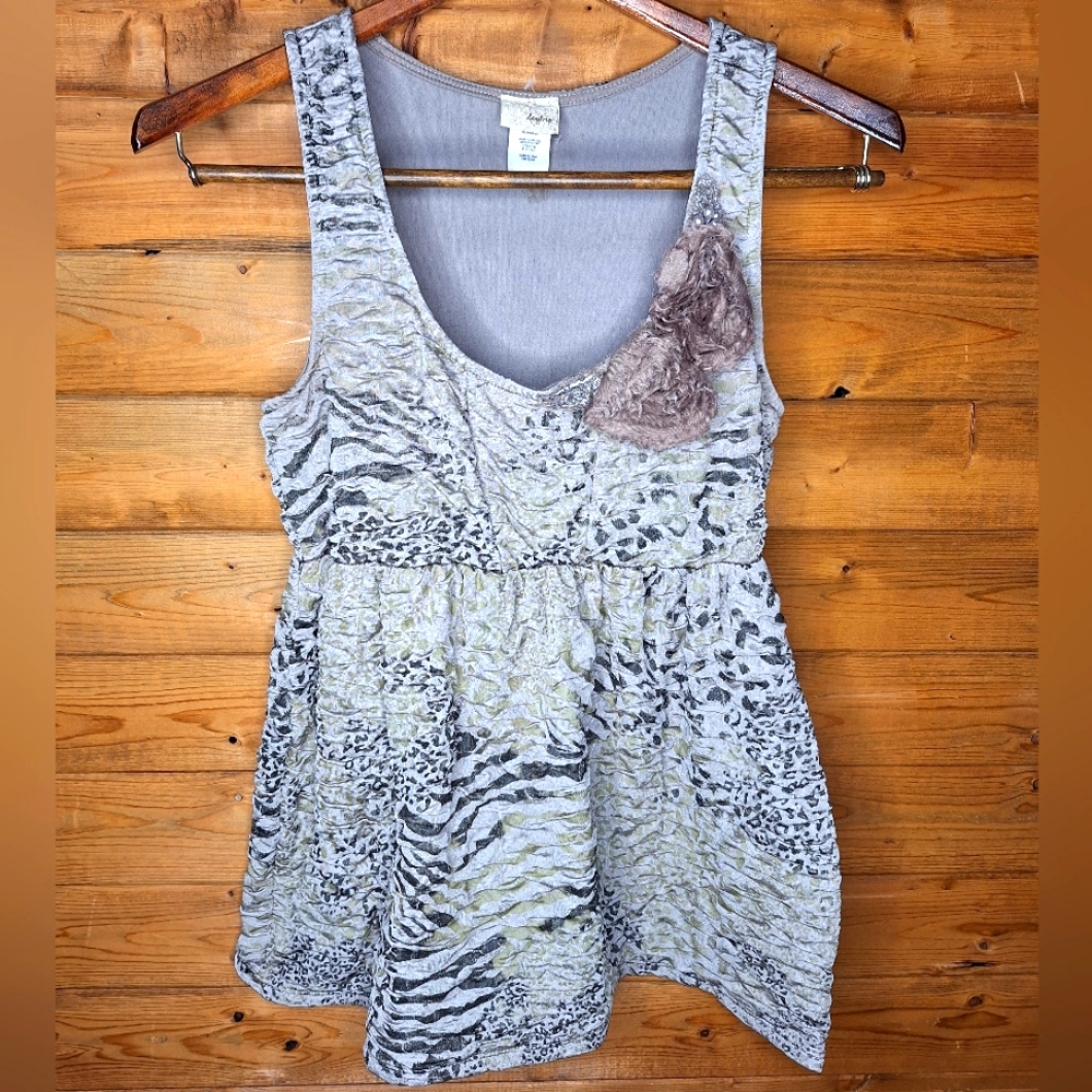 ❤️ 3/$30 Buckle Daytrip Gray Animal Print Textured Rosette Beaded Top Size M